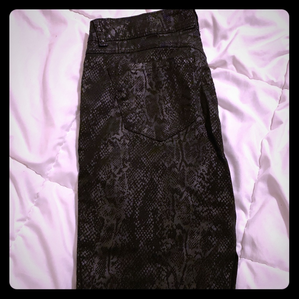 Kenneth Cole size 26 black jacquard skinny jeans